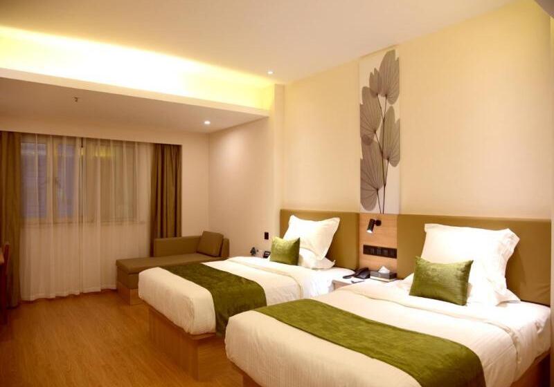 חדר סטנדרט לשלושה, Greentree Inn Express Hotel Heyuan N1 High Fountain