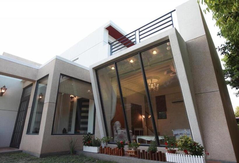 اتاق خانوادگی, Amy+ Bnb