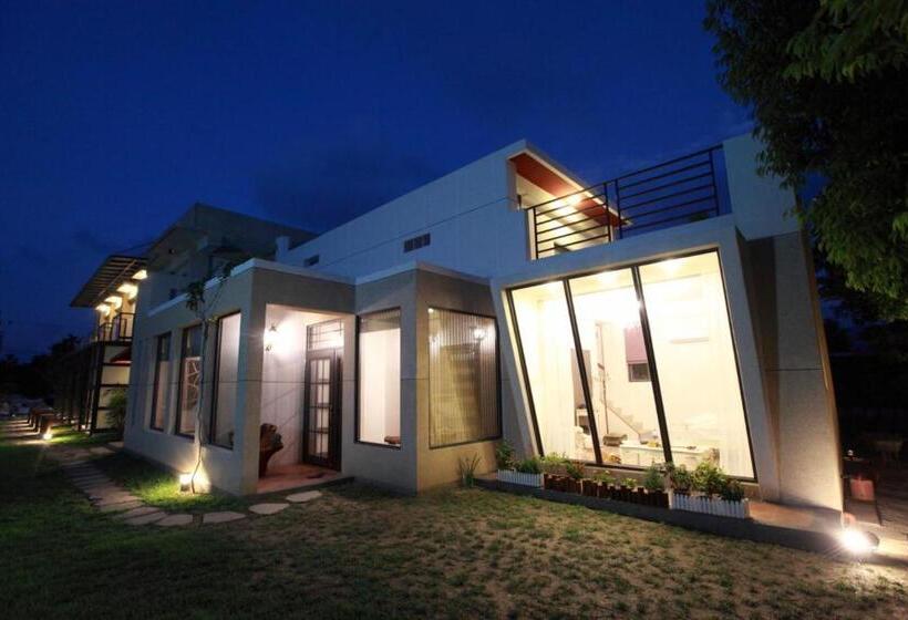 اتاق خانوادگی, Amy+ Bnb