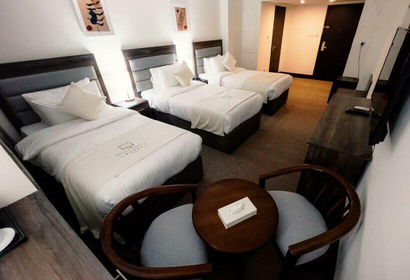 اتاق استاندارد سه نفره, Petra Castle