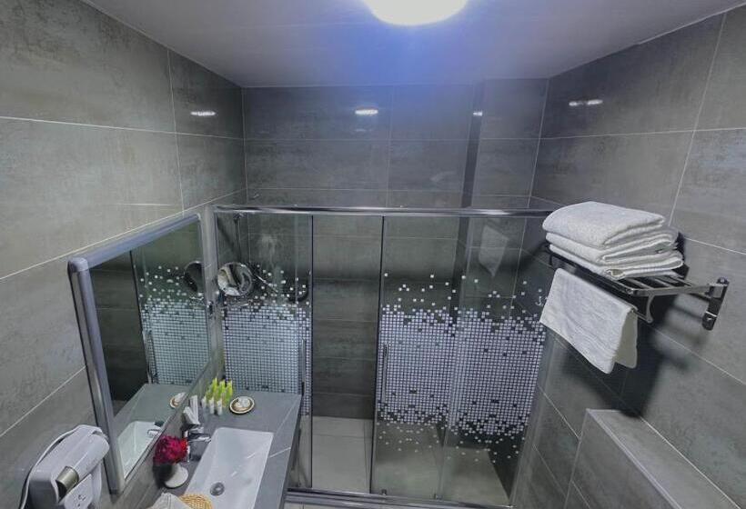 اتاق لوکس, Petra Castle