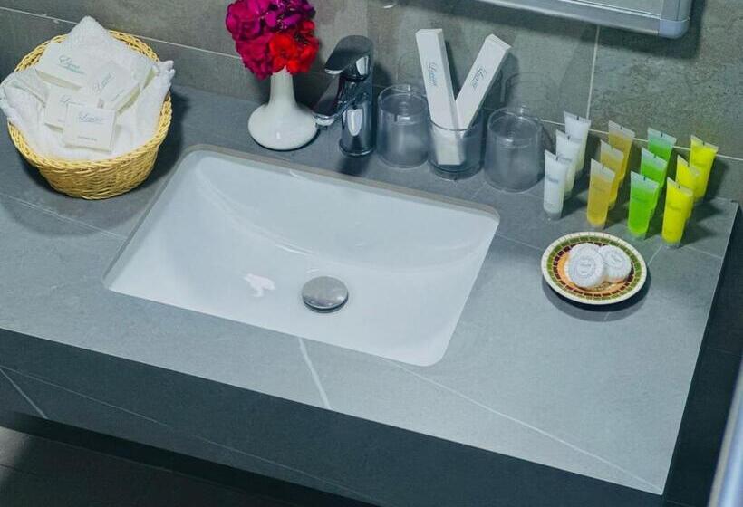 اتاق استاندارد سه نفره, Petra Castle