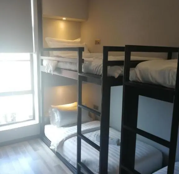 Standard Neljän Hengen Huone Jaettu Kylpyhuone, Sunbay Inn