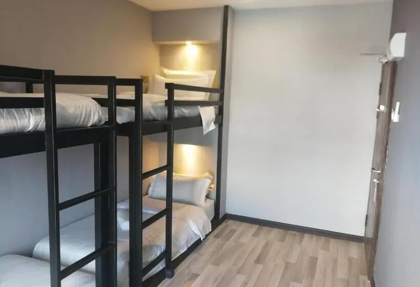 Standard Neljän Hengen Huone Jaettu Kylpyhuone, Sunbay Inn