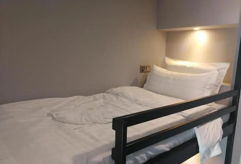 Standard Neljän Hengen Huone Jaettu Kylpyhuone, Sunbay Inn