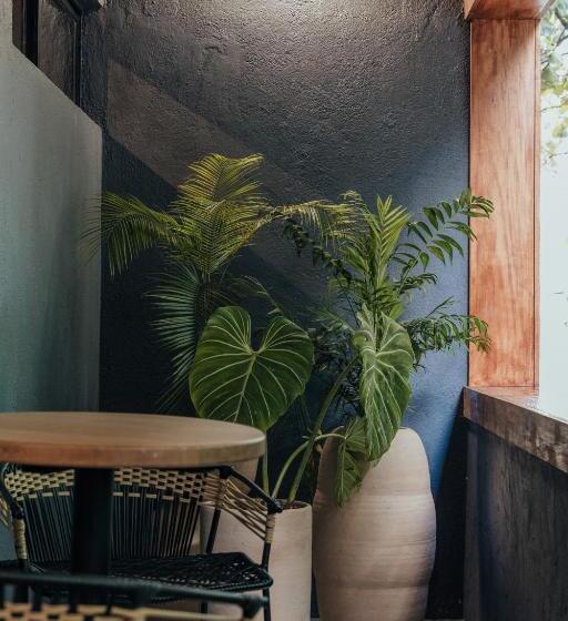 سوئیت با بالکن, Sui Boutique