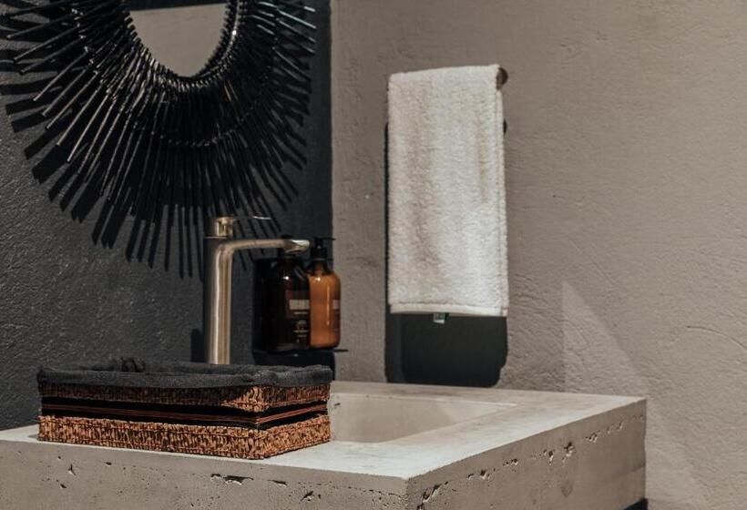 سوئیت با بالکن, Sui Boutique