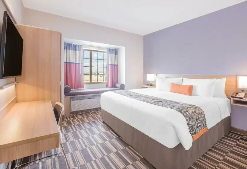 キングサイズベッドのスタンダードルーム, Microtel Inn & Suites By Wyndham Cuauhtemoc Campos Menonitas