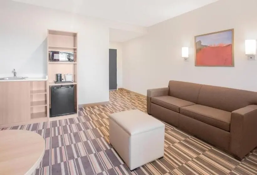 キングサイズベッドのスイートルーム, Microtel Inn & Suites By Wyndham Cuauhtemoc Campos Menonitas