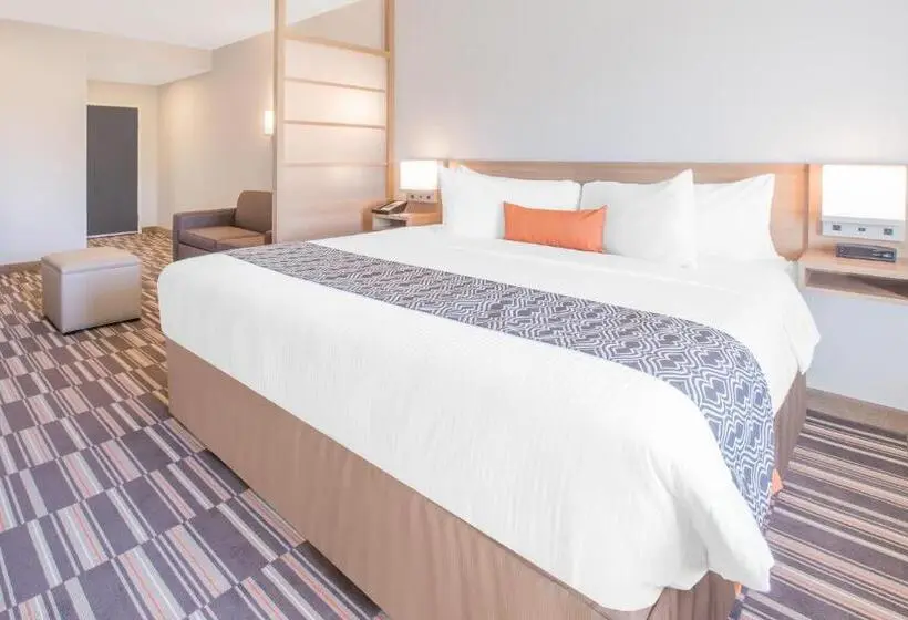 キングサイズベッドのスイートルーム, Microtel Inn & Suites By Wyndham Cuauhtemoc Campos Menonitas