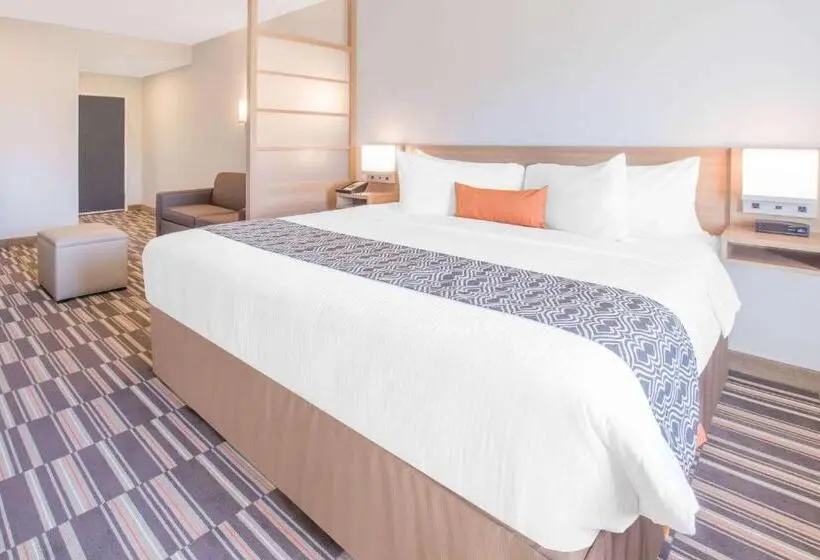 キングサイズベッドのスタンダードルーム, Microtel Inn & Suites By Wyndham Cuauhtemoc Campos Menonitas