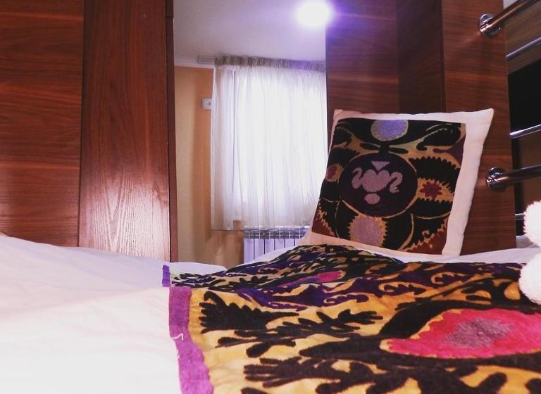 تختخواب در اتاق مشترک, National Hostel