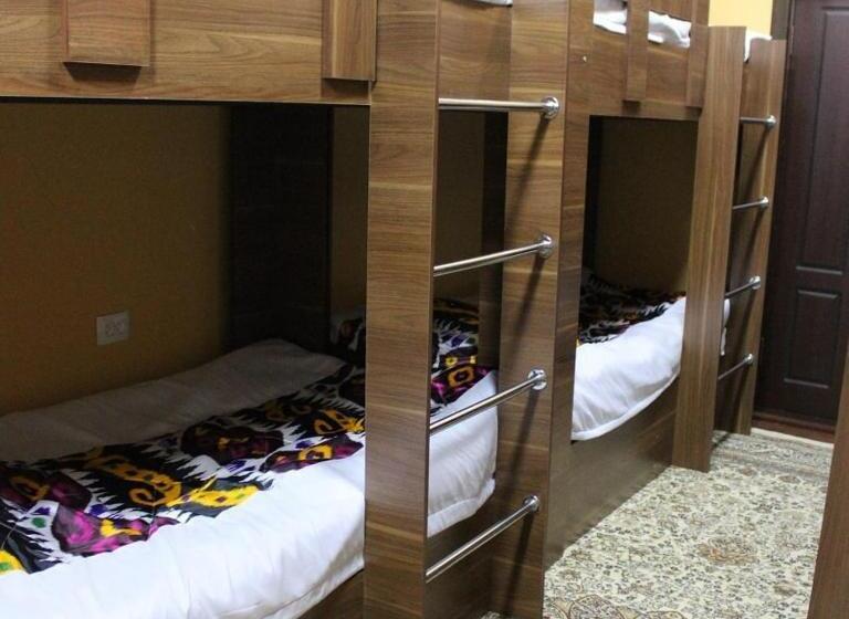 تختخواب در اتاق مشترک, National Hostel