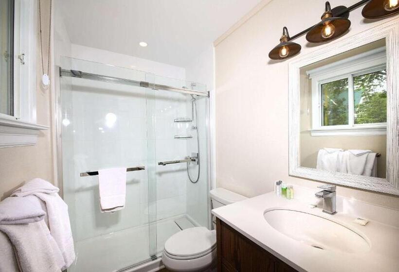 Номер Стандарт Вид на Озеро, Bayview Wildwood Resort, Ascend Hotel Collection
