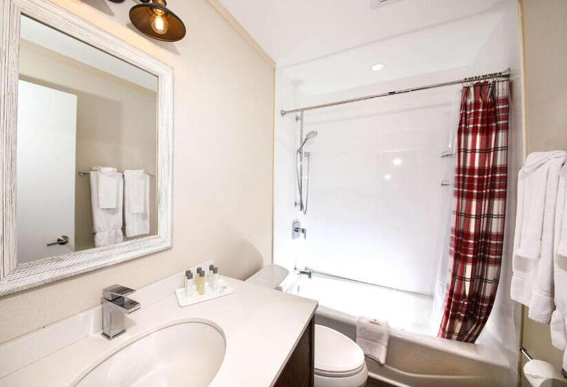 Superior suite with lake view, Bayview Wildwood Resort, Ascend Hotel Collection