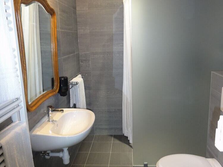 جناح مزود بتراس, Train Hostel