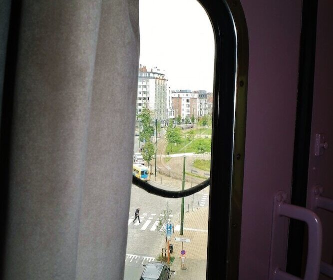 جناح مزود بتراس, Train Hostel