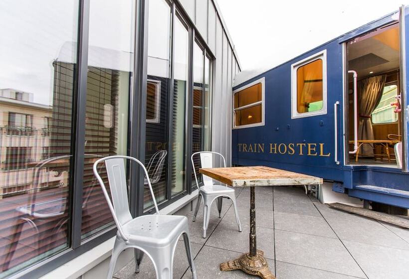 جناح مزود بتراس, Train Hostel