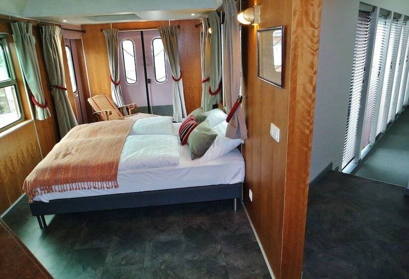 جناح مزود بتراس, Train Hostel