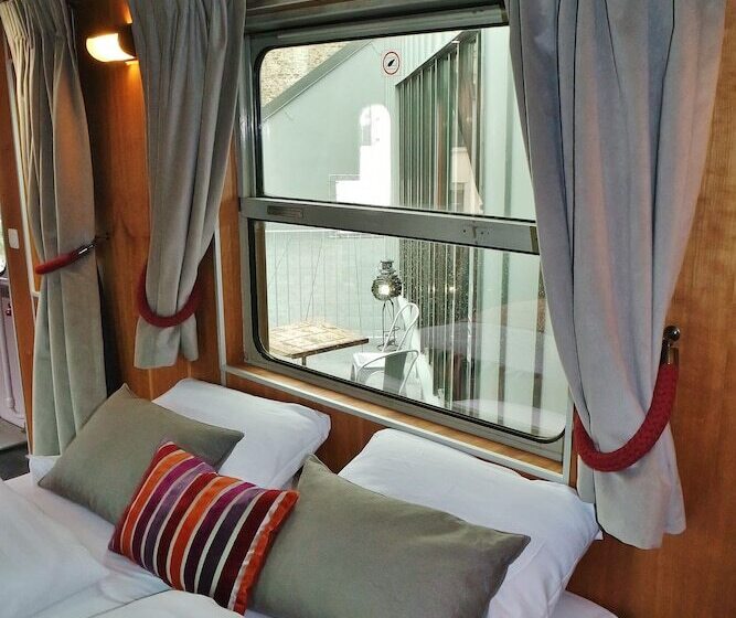 جناح مزود بتراس, Train Hostel