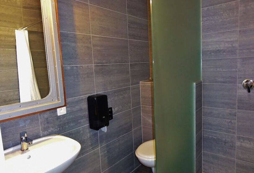 غرفة عائلية, Train Hostel