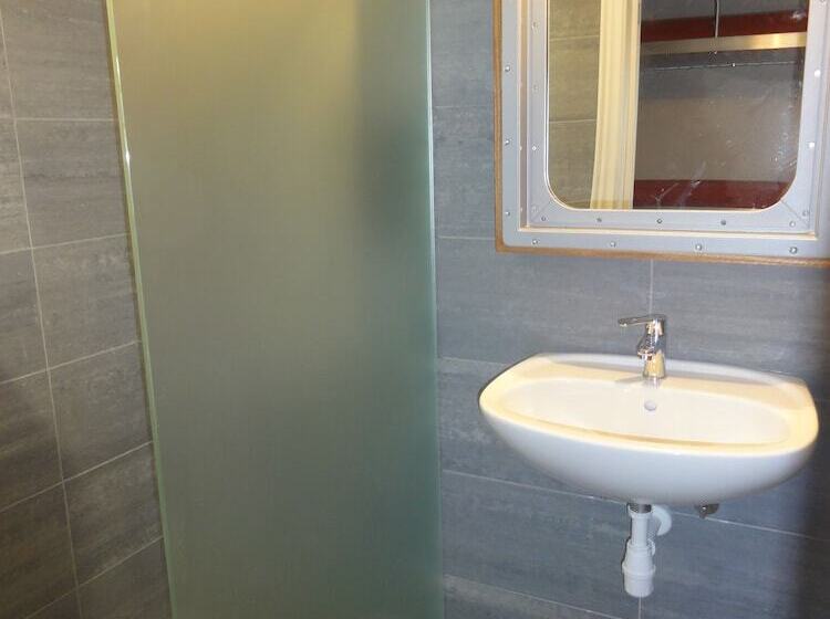 غرفة عائلية, Train Hostel