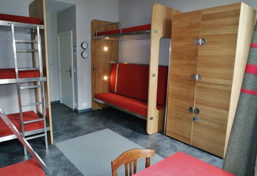 غرفة عائلية, Train Hostel