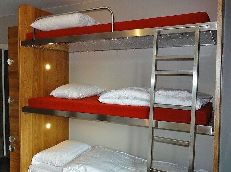 غرفة عائلية, Train Hostel