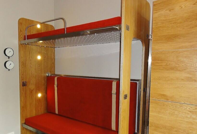 غرفة عائلية, Train Hostel