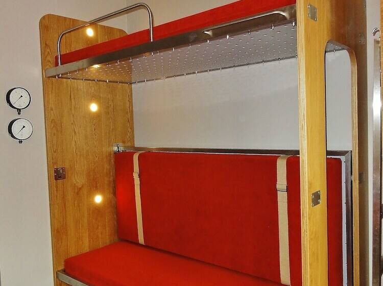 غرفة عائلية, Train Hostel
