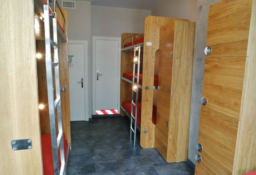 اتاق خانوادگی, Train Hostel