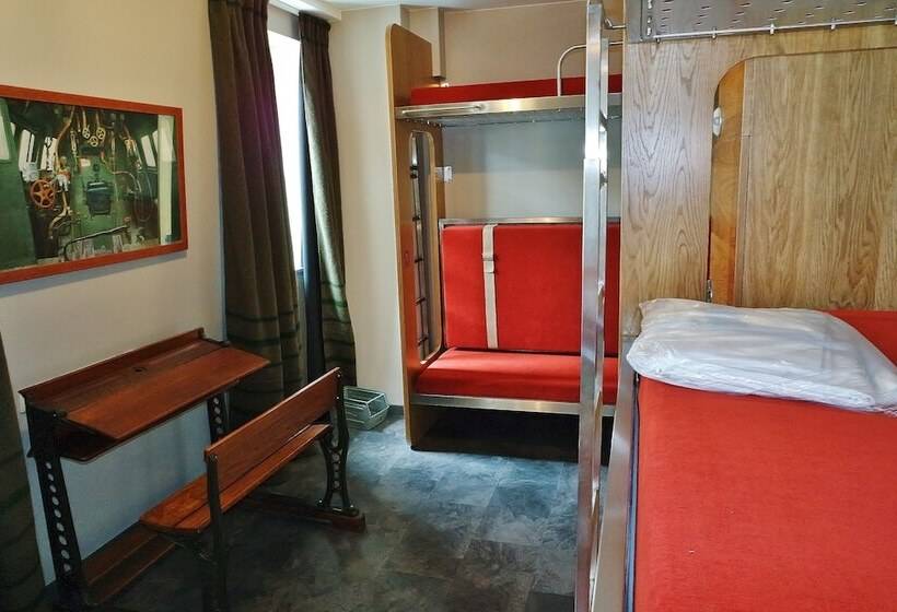غرفة عائلية, Train Hostel