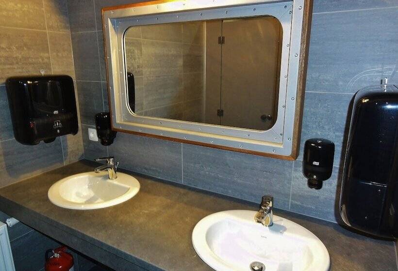 غرفة قياسية, Train Hostel