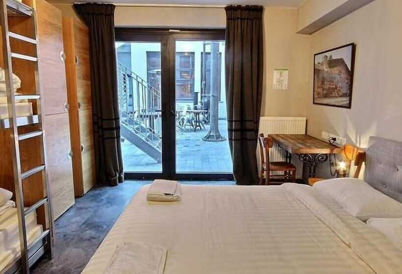 غرفة قياسية, Train Hostel