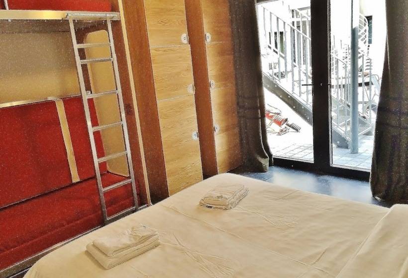 غرفة قياسية, Train Hostel