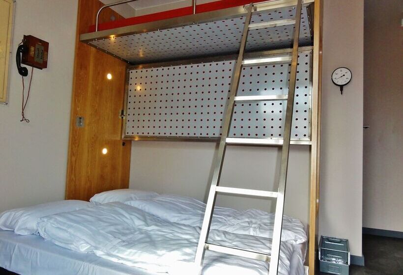 غرفة قياسية, Train Hostel