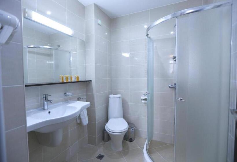 غرفة قياسية مزوَّدة بشُرفة, Zara