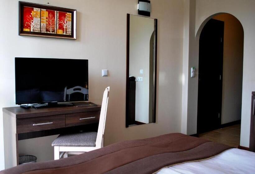 غرفة قياسية مزوَّدة بشُرفة, Zara