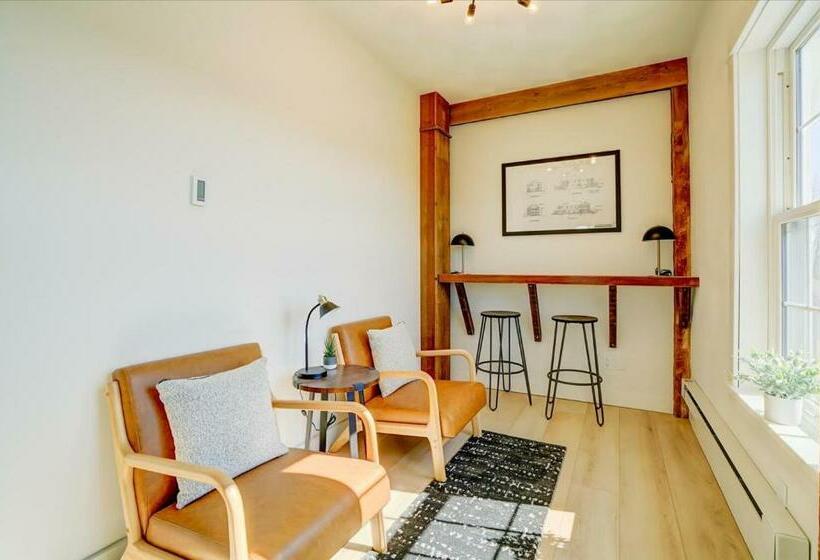 Люкс, 205   Queen Suite