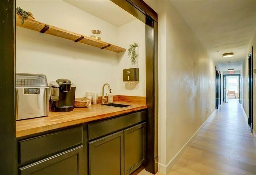 Люкс, 205   Queen Suite