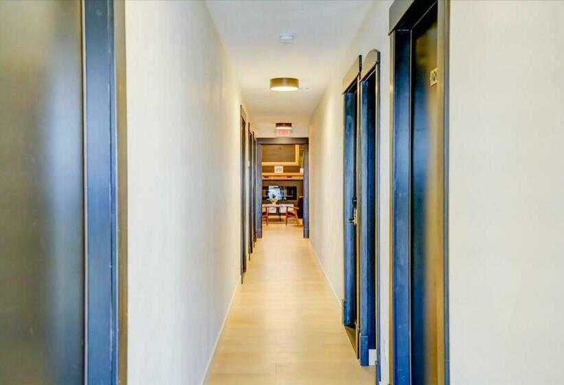 Люкс, 205   Queen Suite