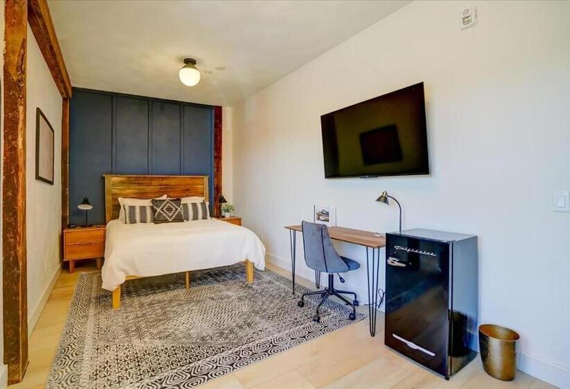 Люкс, 205   Queen Suite