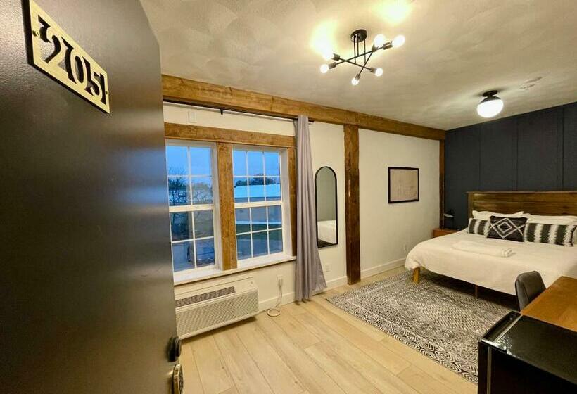 Люкс, 205   Queen Suite