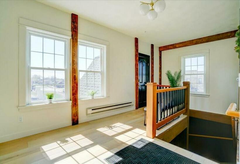 Люкс, 205   Queen Suite