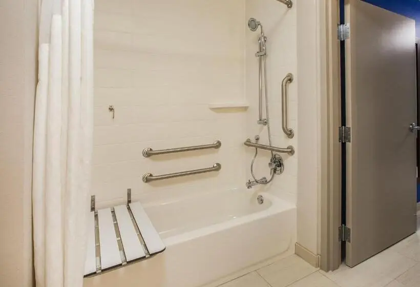 身障者適用スイートルーム, Holiday Inn Express   Cabot, An Ihg