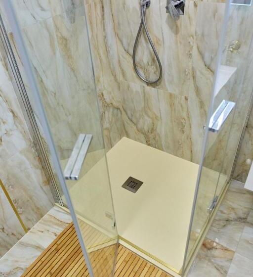 استودیوی استاندارد, Apartamente By R S 3