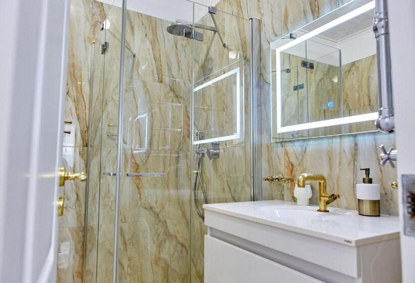 استودیوی استاندارد, Apartamente By R S 3