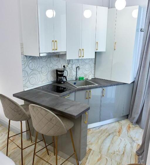 استودیوی استاندارد, Apartamente By R S 3