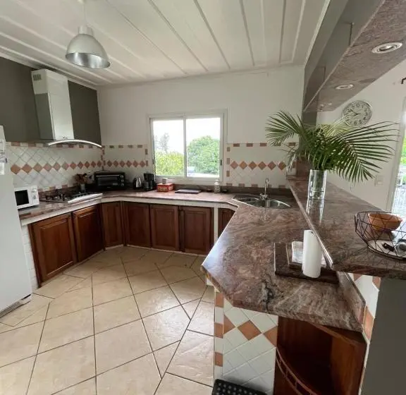 اتاق خانوادگی, La Villa Exotik