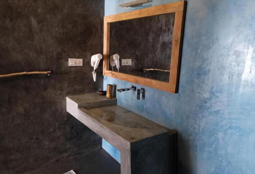 سوییت دوبلکس, Nava B&b